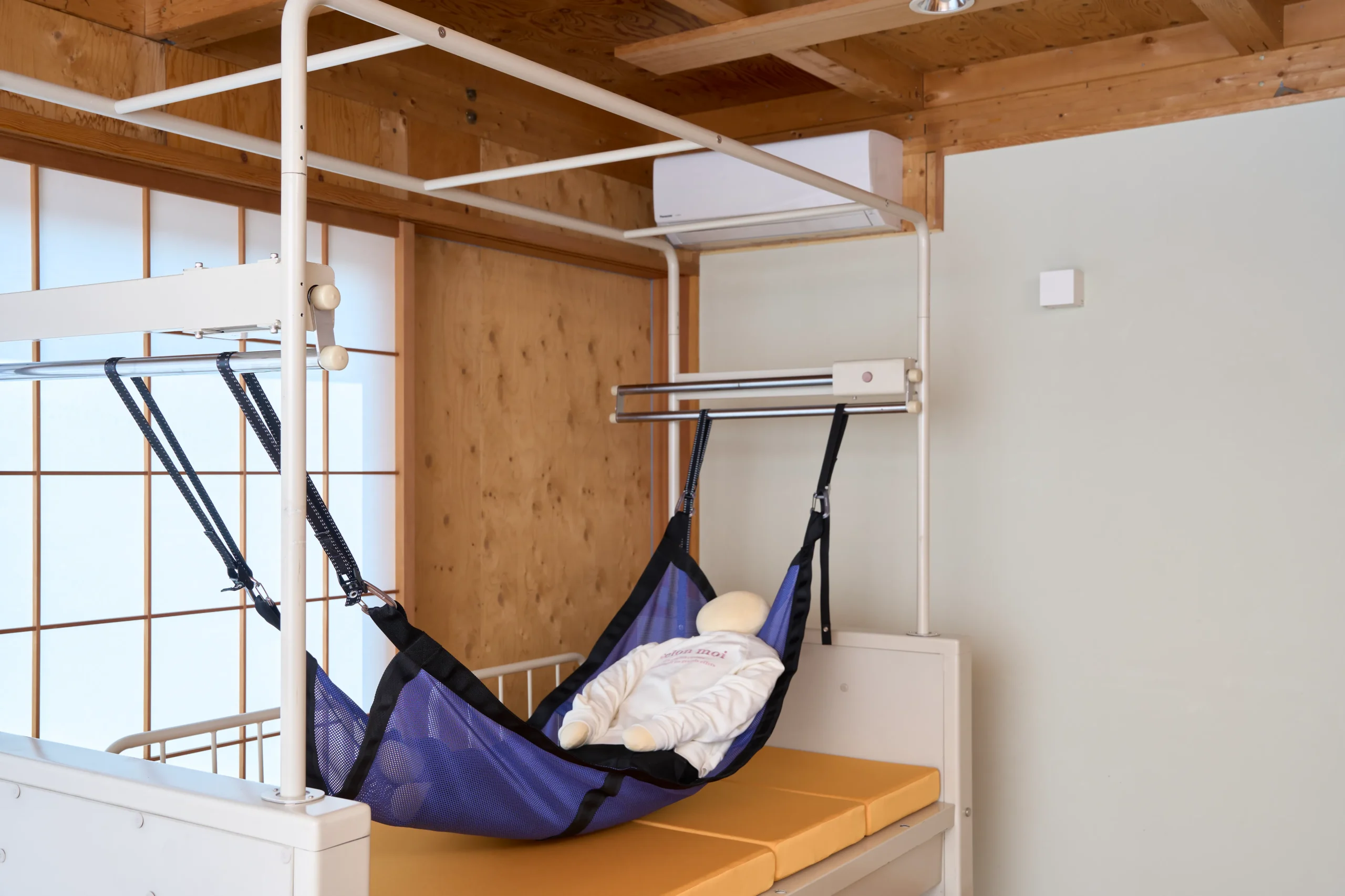 ベッドにハンモックを設置した状態 — ご家庭での全景